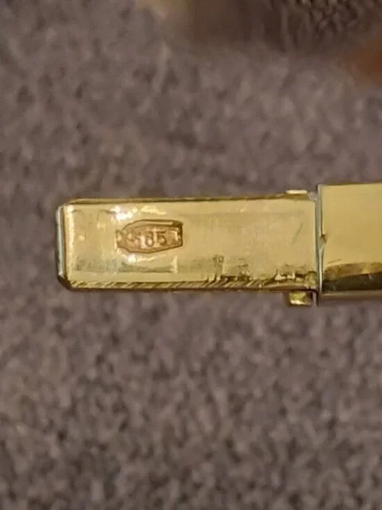 14k Yellow Gold rectangle bangle bracelet - Picture 3 of 6